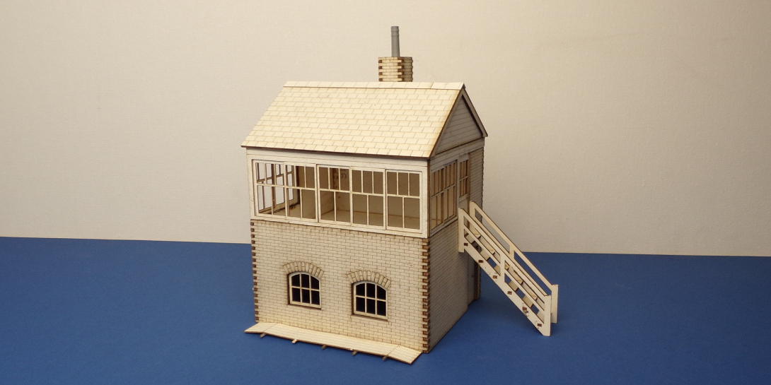 B 70-13R O gauge small signal box - right stairs Small signal box with right stair option. Uses some of the parts from medium signal boxes but is narrowed. Designed for smaller layouts.